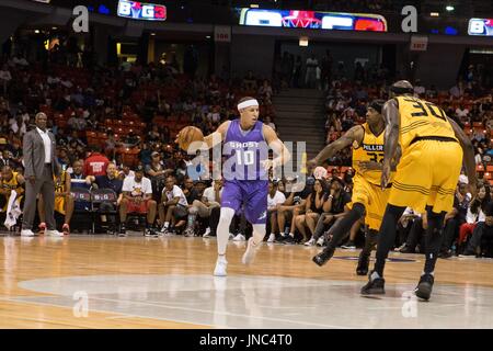 L'entraîneur-chef Charles oakley killer 3s montres de touches comme le capitaine Mike Bibby # 10 ghost dribbles balleurs vers panier comme Eddie robinson # 32 killer 3s tente de le protéger lors de la partie # 4 Big3 Semaine 5 3-sur-3 juillet 23,2017 tournoi uic pavilion CHICAGO,ILLINOIS. Banque D'Images