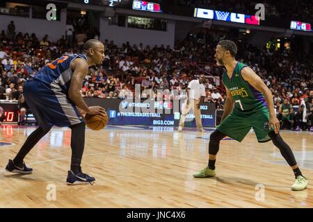 Andre Owens #20 3's Company met un contact visuel avec Mahmoud Abdul-Rauf #7 3 à tête Monsters comme il le garde pendant le jeu #3 Big3 semaine 5 3-on-3 tournoi UIC Pavilion juillet 23,2017 Chicago, Illinois. Banque D'Images