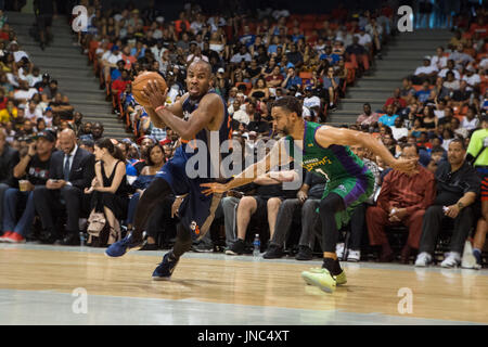 Andre Owens #20 3's Company offense tandis que Mahmoud Abdul-Rauf #7 3 à tête Monsters le garde pendant le jeu #3 Big3 semaine 5 3-on-3 tournoi UIC Pavilion juillet 23,2017 Chicago, Illinois. Banque D'Images