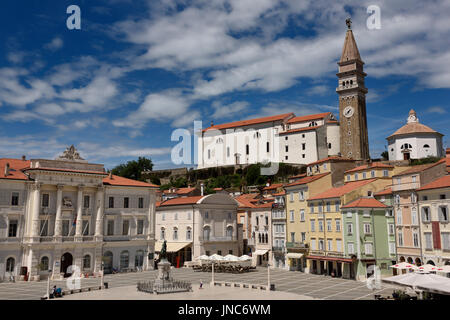 Sunny la place Tartini Piran en Slovénie avec l'Hôtel de Ville, statue de Tartini, Venetian House, St George's Parish Church avec beffroi et baptistère Banque D'Images