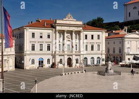 Hall Municipal bâtiment public à la place Tartini Piran Slovénie avec Statue et monument à Giuseppe Tartini Banque D'Images