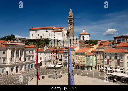 Portrait de la place Tartini Piran en Slovénie avec l'Hôtel de Ville, St George's cathédrale catholique romaine avec l'horloge du clocher et le baptistère Banque D'Images