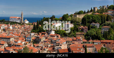 Panorama de Piran en Slovénie, le golfe de Trieste en mer Adriatique avec St George's cathédrale catholique de la ville avec des murs crénelés Montagnes Kanin Banque D'Images