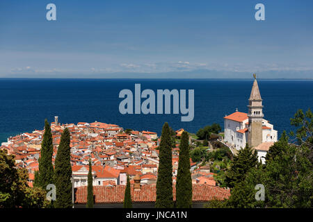 Piran en Slovénie, le golfe de Trieste en mer Adriatique le phare de Punta Cape Madonna et l'église St Clement St George's Cathedral beffroi et baptistère Banque D'Images