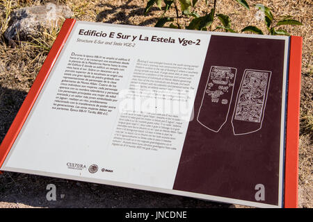 Edificio E Sur y La Estela GVE-2, Monte Alban, ruines de la civilisation zapotèque, Oaxaca, Mexique Banque D'Images