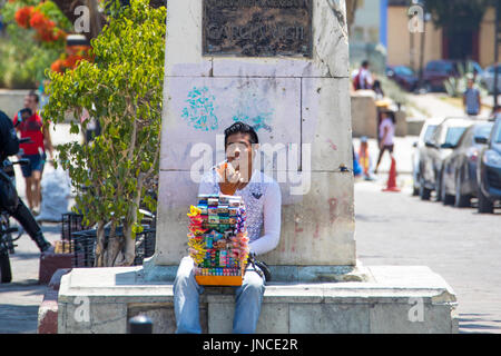 Candy vendeur de rue à parler sur un téléphone à Oaxaca, Mexique Banque D'Images