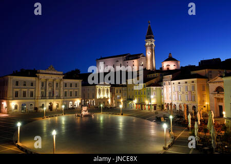 Vide la place Tartini Piran en Slovénie avec l'Hôtel de Ville, statue de Tartini, Saint George's Parish Church avec baptistère, et l'église St Pierre à l'aube Banque D'Images