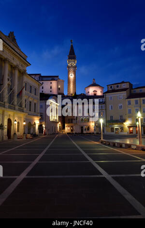 La place Tartini Piran en Slovénie avec l'Hôtel de Ville, St George's Parish Church avec beffroi et baptistère, maison vénitienne au crépuscule, crépuscule Banque D'Images