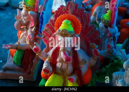 La ville d'Ajmer, Inde. 29 juillet, 2017. Un artiste travaille sur une idole du dieu hindou Ganesh a un atelier. Credit : Sourabh Vyas/Pacific Press/Alamy Live News Banque D'Images