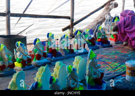 La ville d'Ajmer, Inde. 29 juillet, 2017. Un artiste travaille sur une idole du dieu hindou Ganesh a un atelier. Credit : Sourabh Vyas/Pacific Press/Alamy Live News Banque D'Images