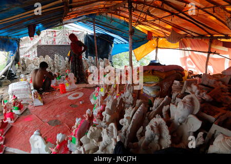 La ville d'Ajmer, Inde. 29 juillet, 2017. Un artiste travaille sur une idole du dieu hindou Ganesh a un atelier. Credit : Sourabh Vyas/Pacific Press/Alamy Live News Banque D'Images