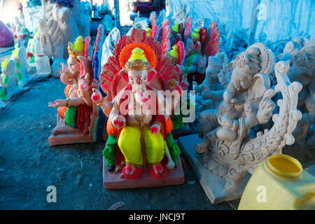 La ville d'Ajmer, Inde. 29 juillet, 2017. Un artiste travaille sur une idole du dieu hindou Ganesh a un atelier. Credit : Sourabh Vyas/Pacific Press/Alamy Live News Banque D'Images