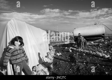 Les enfants Bédouins palestiniens dans un village tribal à l'Est de Jérusalem, en Cisjordanie, le 12 janvier 2011. Beduins soutenir vie nomade, vivent dans des tentes Banque D'Images