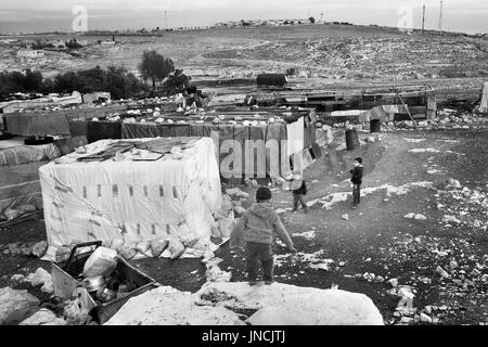 Les enfants Bédouins palestiniens dans un village tribal à l'Est de Jérusalem, en Cisjordanie, le 12 janvier 2011. Beduins soutenir vie nomade, vivent dans des tentes Banque D'Images