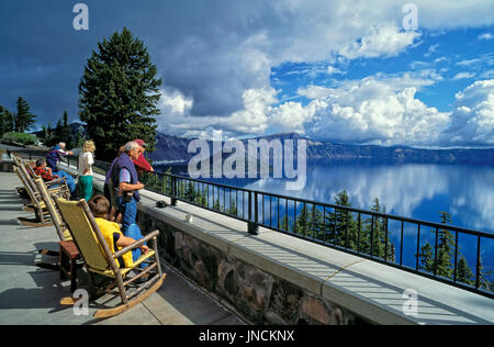 Visitors at Crater Lake Lodge enjoying view of Crater Lake and Wizard Island; Crater Lake National Park, Oregon. Banque D'Images