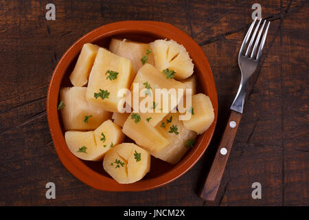 Manioc (Manihot esculenta cuit, yuca, manioc, mandioca, brésilien d'arrow-root) - arbuste ligneux sur fond de bois. Selective focus Banque D'Images