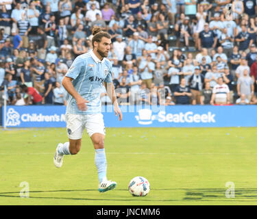 KANSAS CITY, KS - 29 juillet : Sporting Kansas City terrain Graham Zusi (8) dans la première moitié d'un match entre la MLS Chicago Fire et Sporting KC Banque D'Images