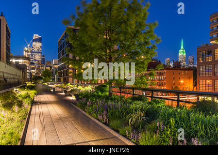 Ligne haute, promenade au crépuscule avec les lumières et allumé de gratte-ciel. Chelsea, Manhattan, New York City Banque D'Images