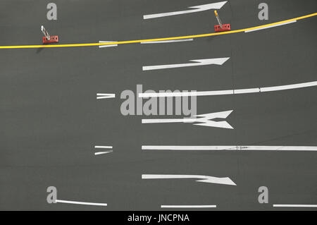 Rond-point avec le marquage routier vu de dessus Banque D'Images