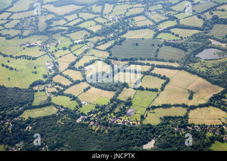 Une mosaïque de champs vu de l'air près de l'aéroport de Gatwick, Londres, Angleterre, Royaume-Uni Banque D'Images