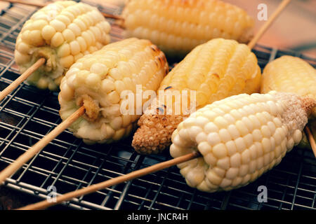 Cuisine maison pour week-end, maïs grillé sur le charbon cuisinière, d'un délicieux casse-croûte santé Alimentation, nutrition, de rafles de chaud Banque D'Images