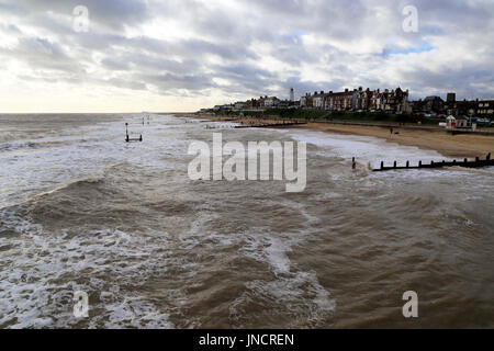Ciel gris et la mer en hiver, Southwold, Suffolk, Angleterre, RU Banque D'Images