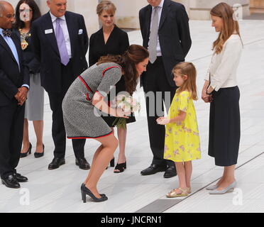 La duchesse de Cambridge visite le Victoria and Albert Museum (V&A) pour l'ouverture officielle du V&A Exhibition Road trimestre, la nouvelle entrée, cour intérieure et galerie d'exposition Exhibition Road. Avec : Catherine, duchesse de Cambridge, Kate Middleton Où : London, Royaume-Uni Quand : 29 Juin 2017 Crédit : John Rainford/WENN.com Banque D'Images
