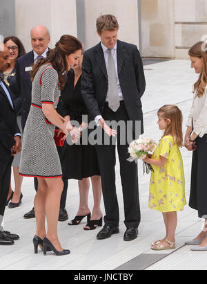 La duchesse de Cambridge visite le Victoria and Albert Museum (V&A) pour l'ouverture officielle du V&A Exhibition Road trimestre, la nouvelle entrée, cour intérieure et galerie d'exposition Exhibition Road. Avec : Catherine, duchesse de Cambridge, Kate Middleton Où : London, Royaume-Uni Quand : 29 Juin 2017 Crédit : John Rainford/WENN.com Banque D'Images