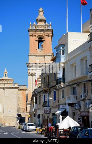 Voir les boutiques le long de la mer en direction de St Lawrence church tower, Vittoriosa (Birgu), de Malte, de l'Europe. Banque D'Images