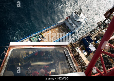 Une image couleur d'une mer du Nord Industrie pétrolière et gazière, l'approvisionnement à partir de la grue en tenant le navire de ravitaillement. crédit : lee ramsden / alamy Banque D'Images