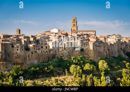 Panorama de Pitigliano, une ville construite sur un rocher de tuf, l'un des plus beaux villages d'Italie. Banque D'Images