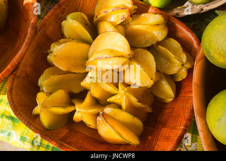 Fruits exotiques (Carambole) star au marché local en Martinique Banque D'Images