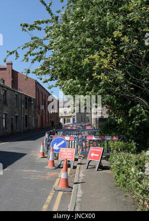 La signalisation routière temporaire lors de travaux routiers sur ramsbottom street Banque D'Images