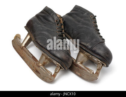 Objets isolés : paire de très vieux patins à glace, sur fond blanc Banque D'Images