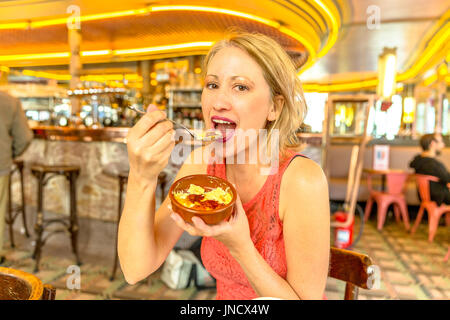 Businesswoman cafe Paris Banque D'Images