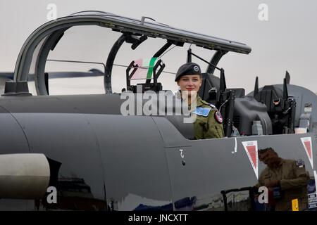 Un jeune pilote surnommé blonde à très heureux assis dans un Beechcraft T-6 Texan au Royal International Air Tattoo 2017 Banque D'Images