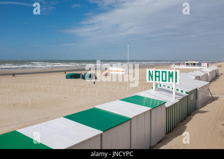 Cabines colorées sur la plage de De Haan, samedi 1 juillet 2017, De Haan, Belgique Banque D'Images