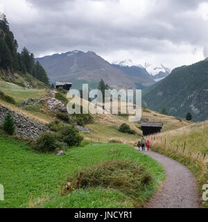 Une mère et deux enfants marcher dans les Alpes suisses, à l'extérieur du village de Z'mutt, le lundi 24 août 2015, près de Zermatt, Suisse. Le Mighty Mo Banque D'Images