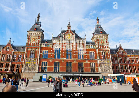 AMSTERDAM, Pays-Bas - 23 juin 2013 : Les personnes marchant sur un carré, Stationsplein près d'Amsterdam Centraal, la plus grande gare d'Amsterdam, N Banque D'Images