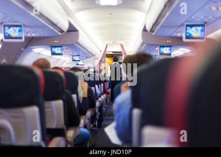 Intérieur de l'avion avec les passagers sur les sièges pendant le vol. Banque D'Images