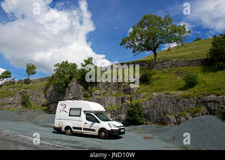 25 Romahome, petit camping-car, stationné dans un garage, dans le Yorkshire Dales National Park, North Yorkshire, England UK Banque D'Images