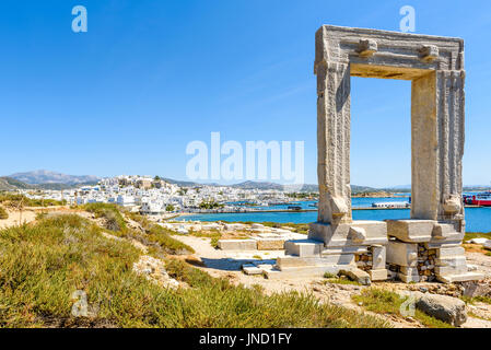 La Portara, l'un des plus célèbres de Naxos Naxos Chora connecté à (ville) par une chaussée. Îles des Cyclades, en Grèce.