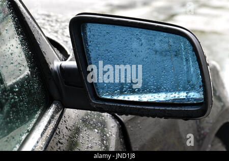 Miroir de voiture externes dans les gouttes de pluie Banque D'Images
