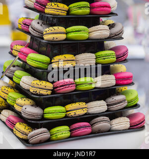 Pyramide de macarons colorés français différents diverses saveurs et couleurs différentes, des biscuits sucrés français à partir de la farine d'amande, sur la lutte contre le marché Banque D'Images