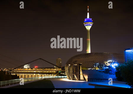 Panorama de nuit de Dusseldorf Banque D'Images