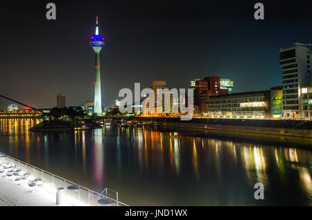 Scène de nuit de jazz la nuit à Dusseldorf. Vue du port des médias sur la tour Rheinturm Banque D'Images