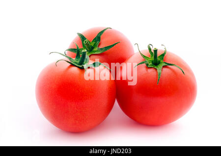 Trois tomates framboises fraîches isolées sur fond blanc Banque D'Images