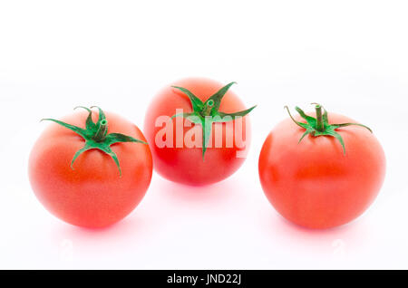 Trois tomates framboises fraîches isolées sur fond blanc Banque D'Images