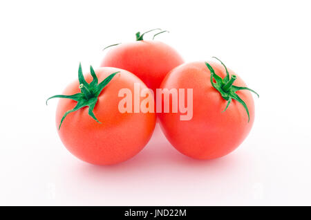 Trois tomates juteuses isolé sur fond blanc Banque D'Images