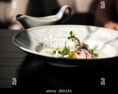 Okroshka avec du poulet et une boule de glace à la moutarde sur le kéfir Banque D'Images